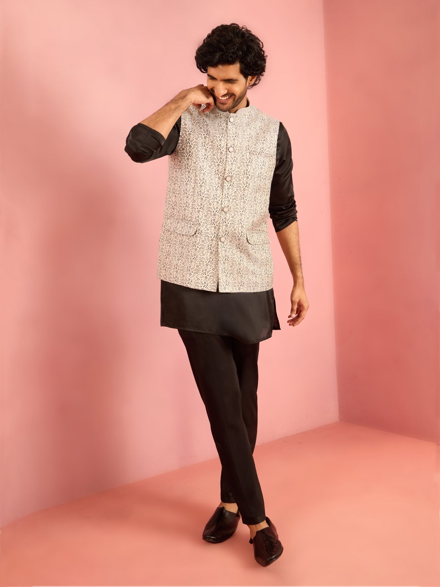 mens-silver-geometric-jacquard-nehru-jacket-with-black-kurta-pyjama-setvasmj964srnk910blnpant687bl-36vastramay-3609272.jpg